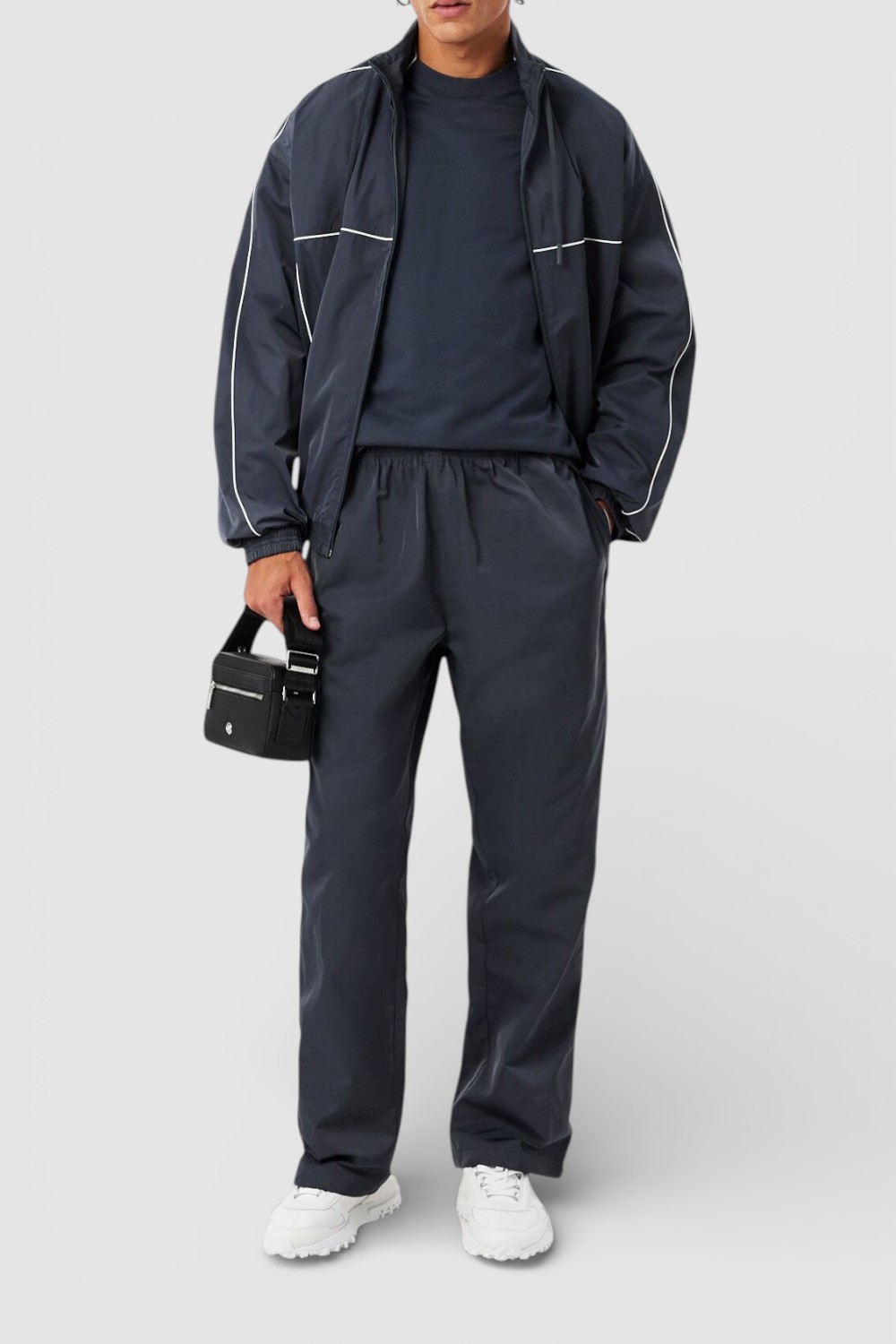 תמונת כל הלוק של חולצת טי